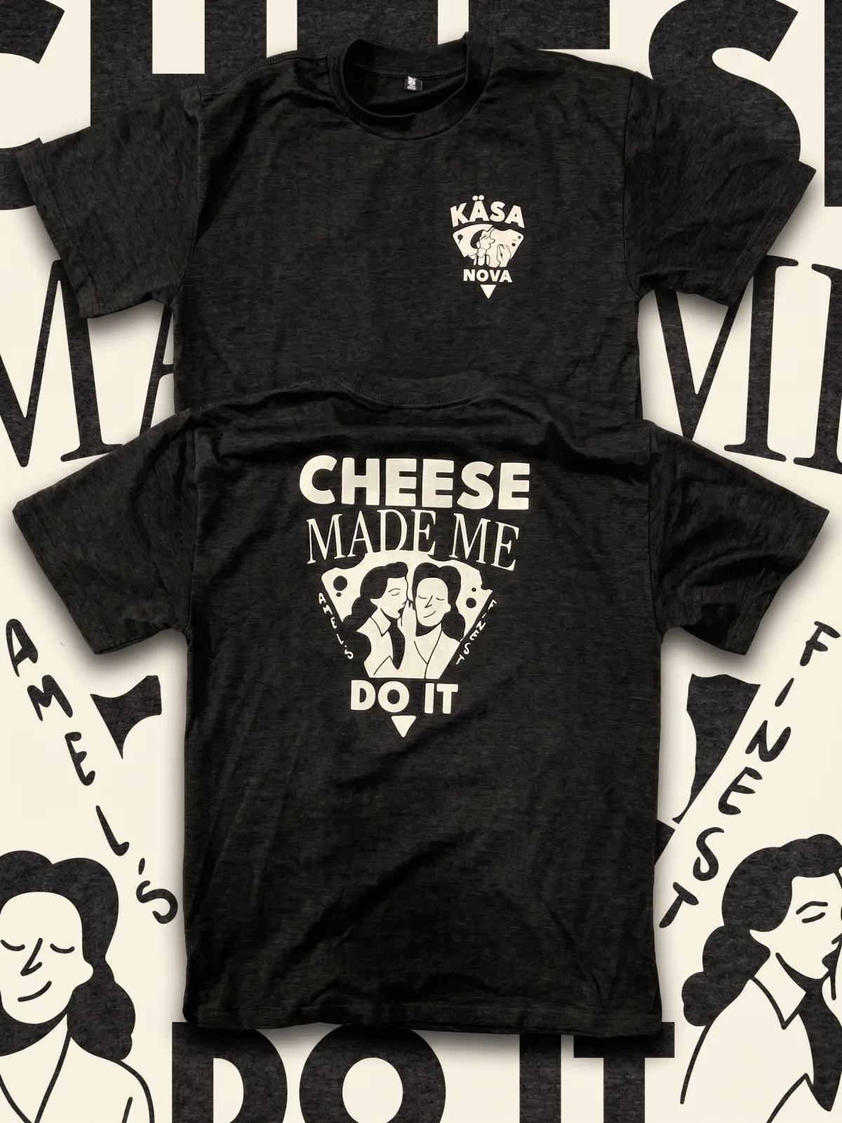 Schwarzes Käsanova T-Shirt, vorne mit dem Käser als Casanova auf der Brust, hinten mit dem Schriftzug Cheese made me do it und zwei tuschelnden Damen
